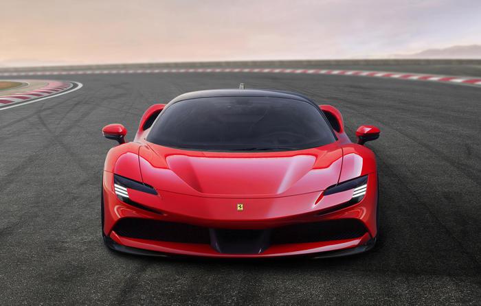Frontale della nuova Ferrari SF90 Stradale.