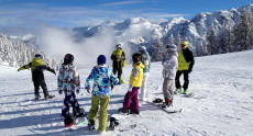 Turismo di montagna: sciatori sulla neve.