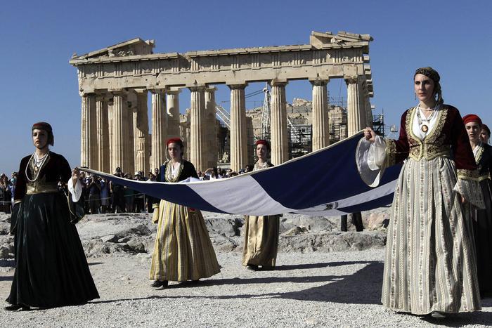 Ragazze greche in costume tradizionale di fronte al Partenone sullìAcropoli.