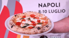 Una pizza preparata per le Olimpiadi della Vera Pizza Napoletana