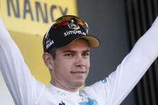 Il belga Wout Van Aert della Jumbo Visma felice alza le braccia sul podio a Nancy.