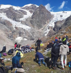Alpinisti in ginocchio durante la veglia funebre ghiacciaio Lys (Aosta)