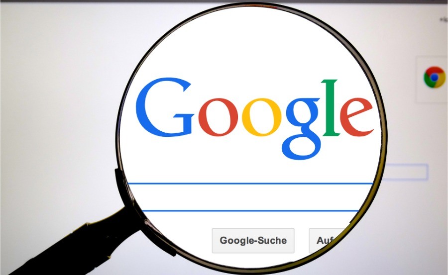 Logo di Google sotto la lente.