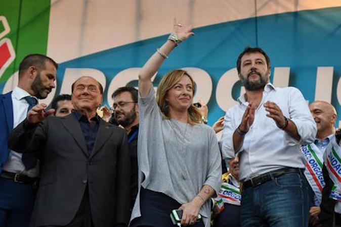 Silvio Berlusconi, Giorgia Meloni e Matteo Salvini durante la manifestazione di piazza contro il governo.