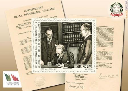 Il Presidente Enrico De Nicola firma la nuova Costituzione della Repubblica Italiana