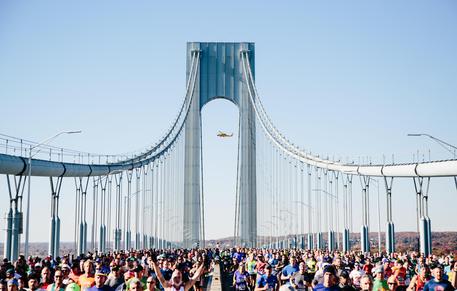 Una foto d'archivio della maratona di New York sul ponte di Verrazano.