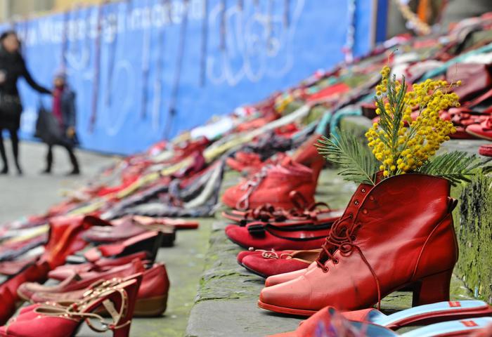 Scarpe rosse esposte in piazza SS. Annunziata in occasione dell'iniziativa 'Scarpe rosse, trecce e solidarietà' per dire no alla violenza sulle donne, a Firenze,