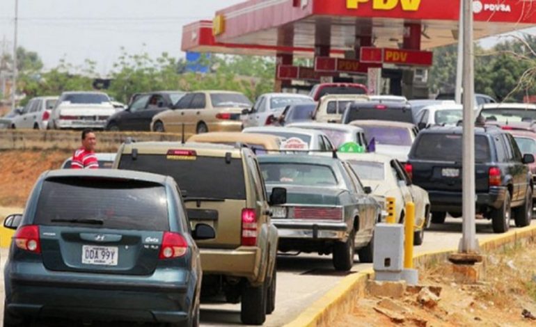 La carenza di benzina in aggrava la crisi economica del Paese