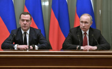 Vladimir Putin e il premier Dimitry Mededev in riunione con il Consiglio dei ministri a Mosca Danil