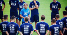 Il ct Roberto Mancini (C) in una sessione d'allenamento con gli azzurri.