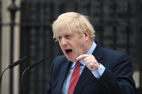 Il premier britannico Boris Johnson rilascia dichiarazioni a Downing Street a Londra, dopo essere stato curato dal Covid-19, nello scorso mese d'aprile.