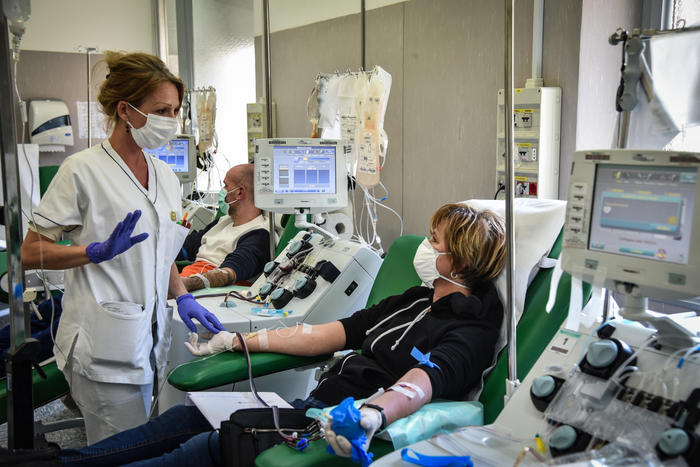 Si raccoglie il sangue di pazienti guariti per curare i malati di coronavirus nell'ospedale Policlinico San Matteo, a Pavia.