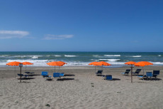 Turismo: in una spiaggia dell'Emilia-Romagna ombrelloni a distanza di sicurezza