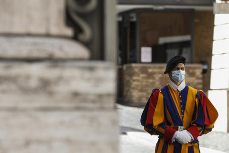 Vaticano: Guardia svizzera di guardia con mascherina.