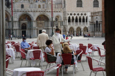 Tavolini a distanza di sicurezza nel Caffè Quadri, in in Piazza San Marco.