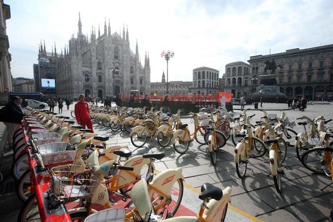 La stazione del bike-sharing in piazza Duomo a Milano piena di biciclette.