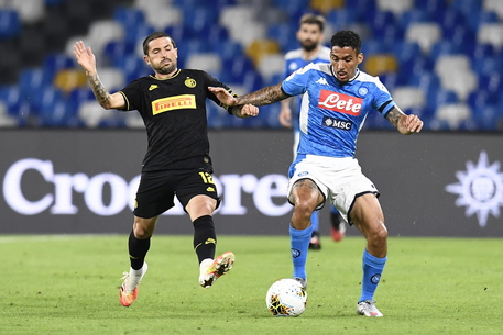 Il centrocampista dell'Inter Stefano Sensi (S) contesta il pallone al suo rivale del Napoli Allan (D)