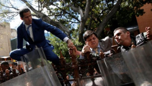 Juan Guiado salta il cancello per entrare al Parlamento, ´presidiato dalla paolizia e facinerosi chavisti