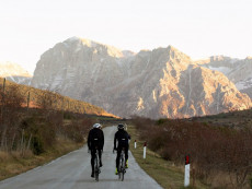 Le Marche in bicicletta: 24 itinerari dal mare alla montagna.