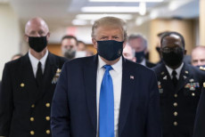 Una recente foto del Presidente Donald J. Trump indossando la mascherina