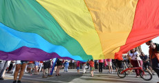 Nella foto d'archivio la bandiera multicolore in un Roma Gay Pride