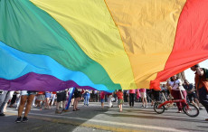 Nella foto d'archivio la bandiera multicolore in un Roma Gay Pride