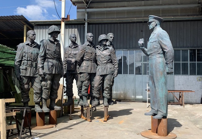 Le statue pronte per essere trasportate al Dwight Eisenhower Memorial
