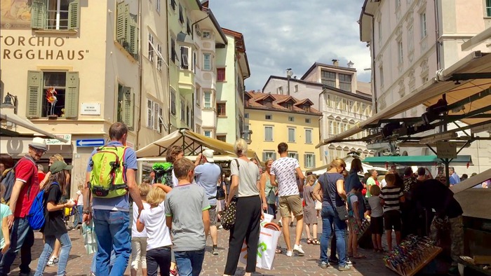 Trentino Alto Adige, turisti in una via di Bolzano.