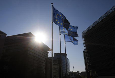 Bandiere europee sventolano davanti alla sede della Commissione Europea in Bruxelles.