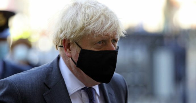 Il premier britannico Boris Johnson con mascherina.
