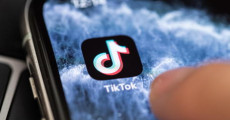 Logo della app 'TikTok' sullo schermo di un smartphone.