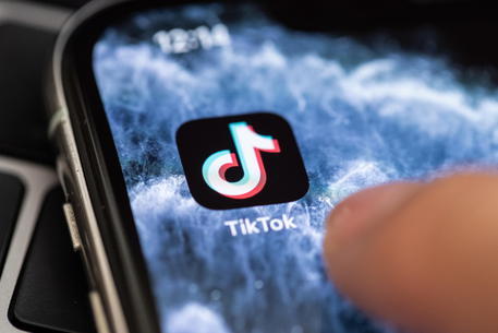 Logo della app 'TikTok' sullo schermo di un smartphone.