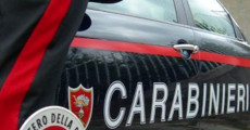 Foto carabinieri, auto con militare dell'Arma con paletta