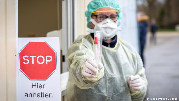 Coronavirus in Germania, medico mostra una fiala.