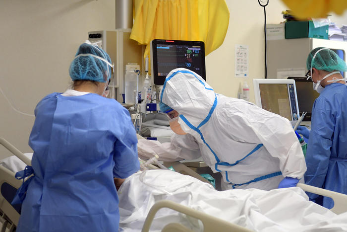 Medici e infermieri al lavoro senza sosta nel reparto di terapia intensiva per curare i pazienti covid all'ospedale di Vizzolo Predabissi