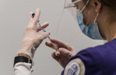 Universiy of Washington: la studentessa infermiera Olivia Tornow si prepara a somministrare una dose del vaccino Pfizer-BioTech contro il coronavirus.