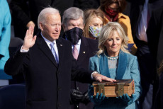 Joe Biden giura come preisdente degli Stati Uniti sulla vecchia bibbia di famiglia sostenuta dalla moglie Jill, durante la cerimonia a Capitol Hill.Archivio.