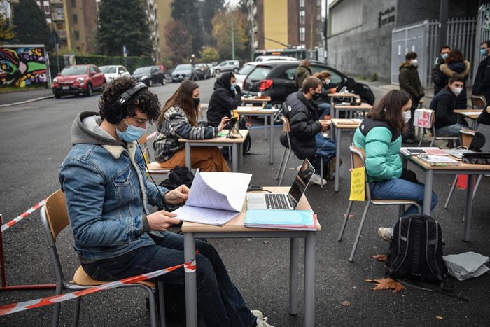 Studenti del liceo Einstein a Milano in strada con i loro computer per protesta contro la Dad anti-Covid.