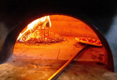 La pizza in un forno a legna