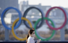 Un monumento con cerchi delle Olimpiadi in Tokyo.