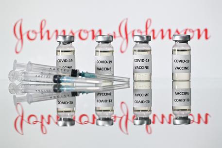 Nella foto d'archivio fiale del vaccino Johnson & Johnson.