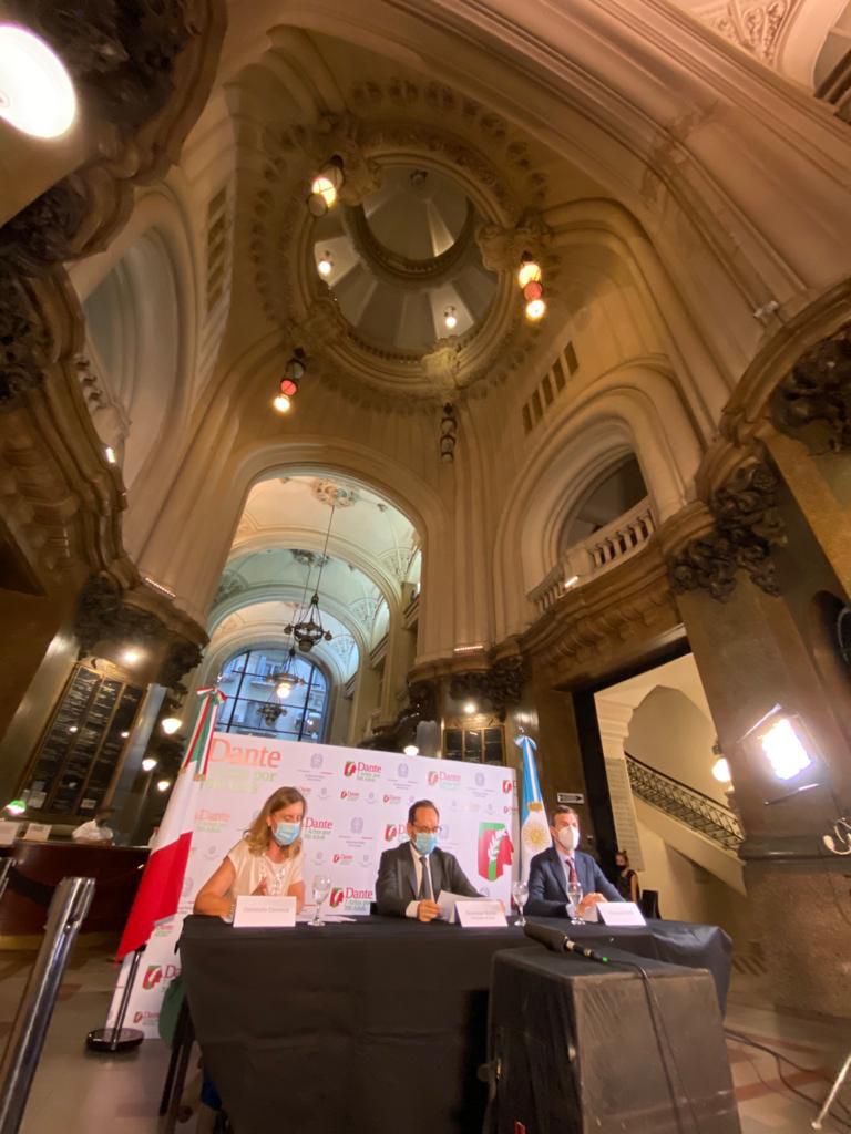 l'ambasciatore d'Italia in Argentina, Giuseppe Manzo e la direttrice dell'Istituto italiano di cultura della capitale, Donatella Cannova durante lña copnferenza stampa nel Palazzo Barolo di Buenos Aires.