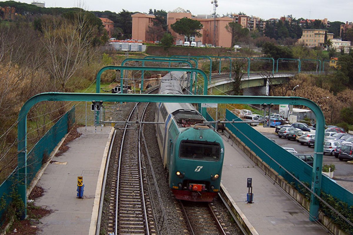 Un treno su una ferrovia di Roma