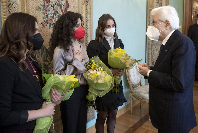 Il Presidente Sergio Mattarella con Matilde Gioli, Silvia Avallone e Manuela Cricelli, al termine della celebrazione della “Giornata Internazionale della Donna”
