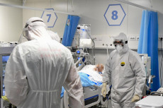 Medici ed infermieri al lavoro nei reparti di terapia intensiva dell' ospedale modulare Covid allestito nell'area dell'Ospedale del Mare e Napoli