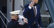 Il presidente americano Joe Biden saluta ad un soldato mentre scende sall'aereo.