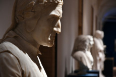 Busto di Dante Alighieri.