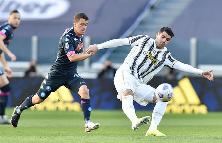 Alvaro Morata e Diego demme in azione durante la partita Juve-Napoli.
