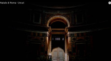 Il momento in cui la luce del sole centra il portone d'ingresso del Pantheon.