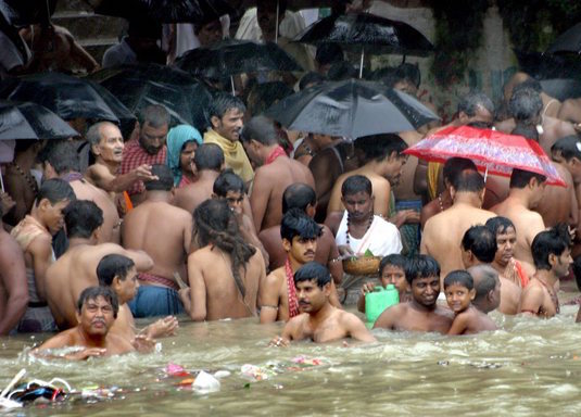India, bagno nel Gange focolaio della variante indiana del coronavirus